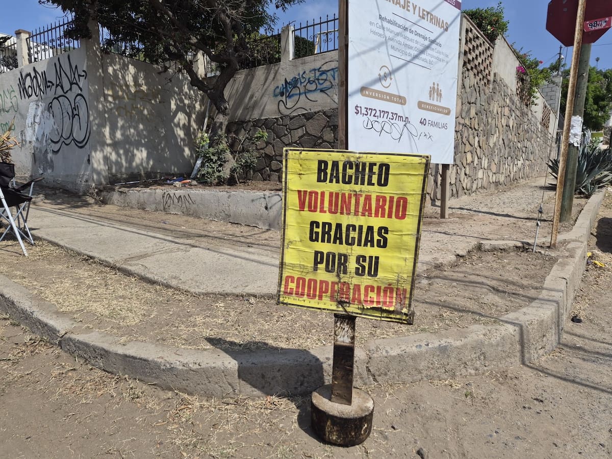 El trabajador de la construcción realiza labores voluntarias de bacheo en distintas calles de la ciudad y sostiene su actividad con aportaciones ciudadanas. Foto: Cortesía