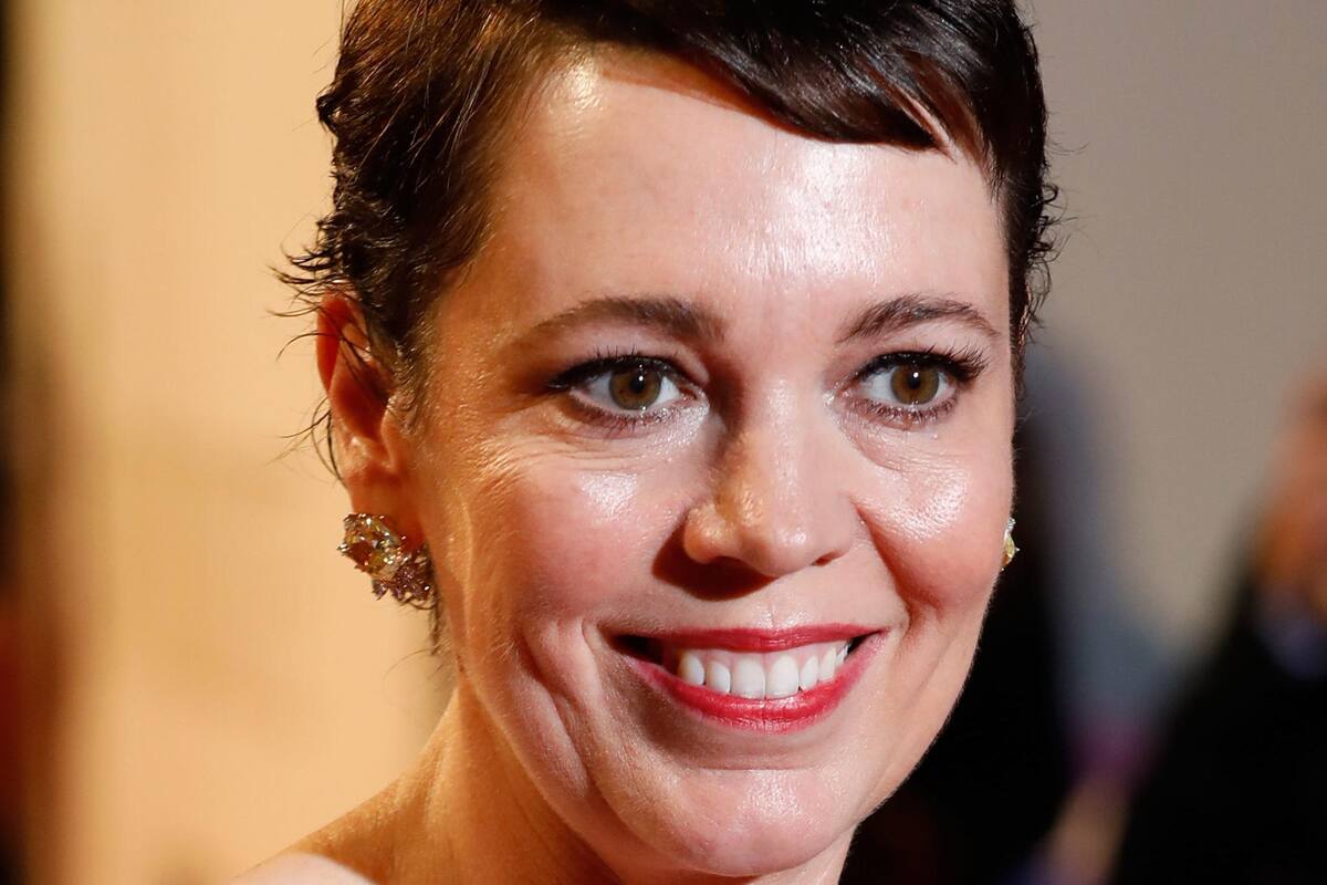 Olivia Colman se transforma en la Reina Isabel II en "The Crown"
