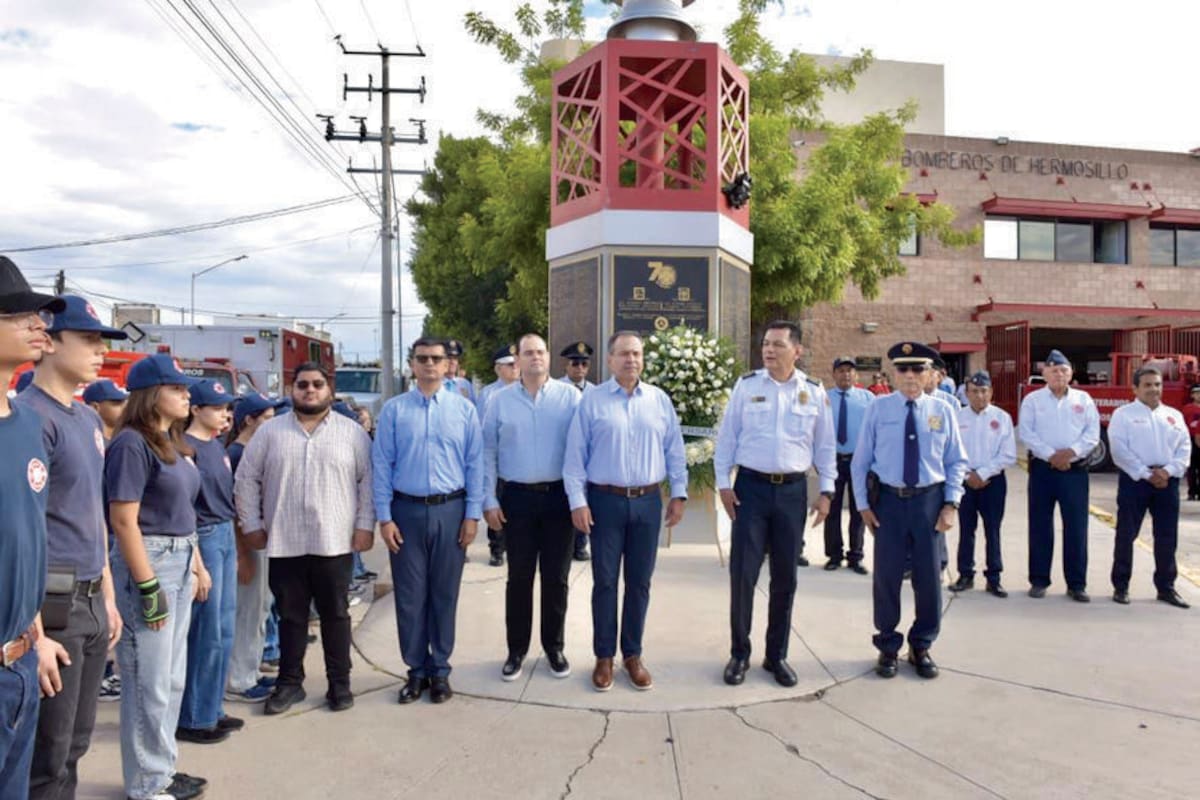 El alcalde Antonio Astiazarán participó en la ceremonia del 79 aniversario de fundación del Departamento de Bomberos de Hermosillo. FOTO: ESPECIAL