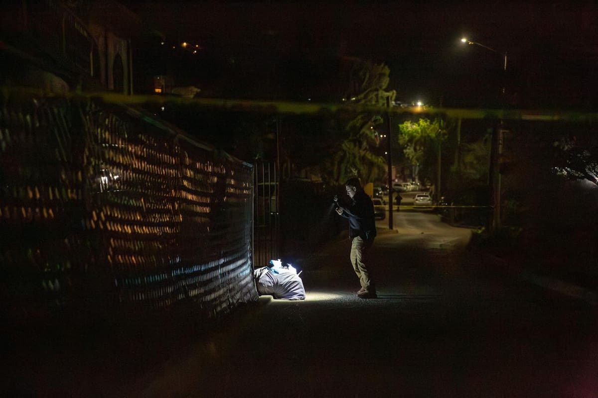 El cadáver presentaba huellas de violencia y fue localizado sobre una banqueta, a plena vista de vecinos. Foto: Border Zoom