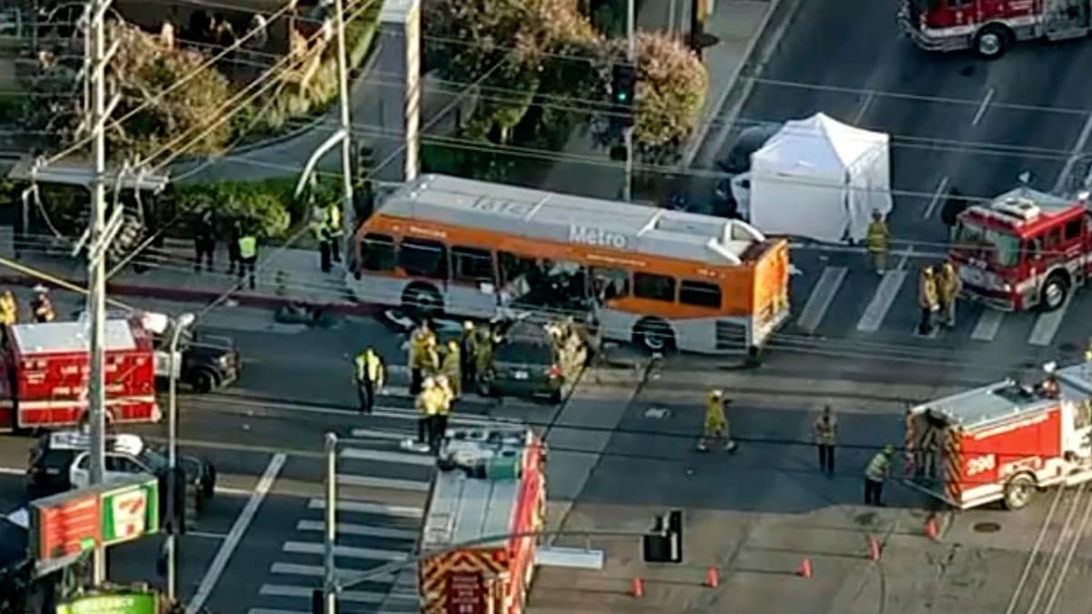 Al menos tres personas murieron tras el desplome del helicóptero de noticias, mientras una más fue trasladada a un hospital después del accidente. Crédito: AP.