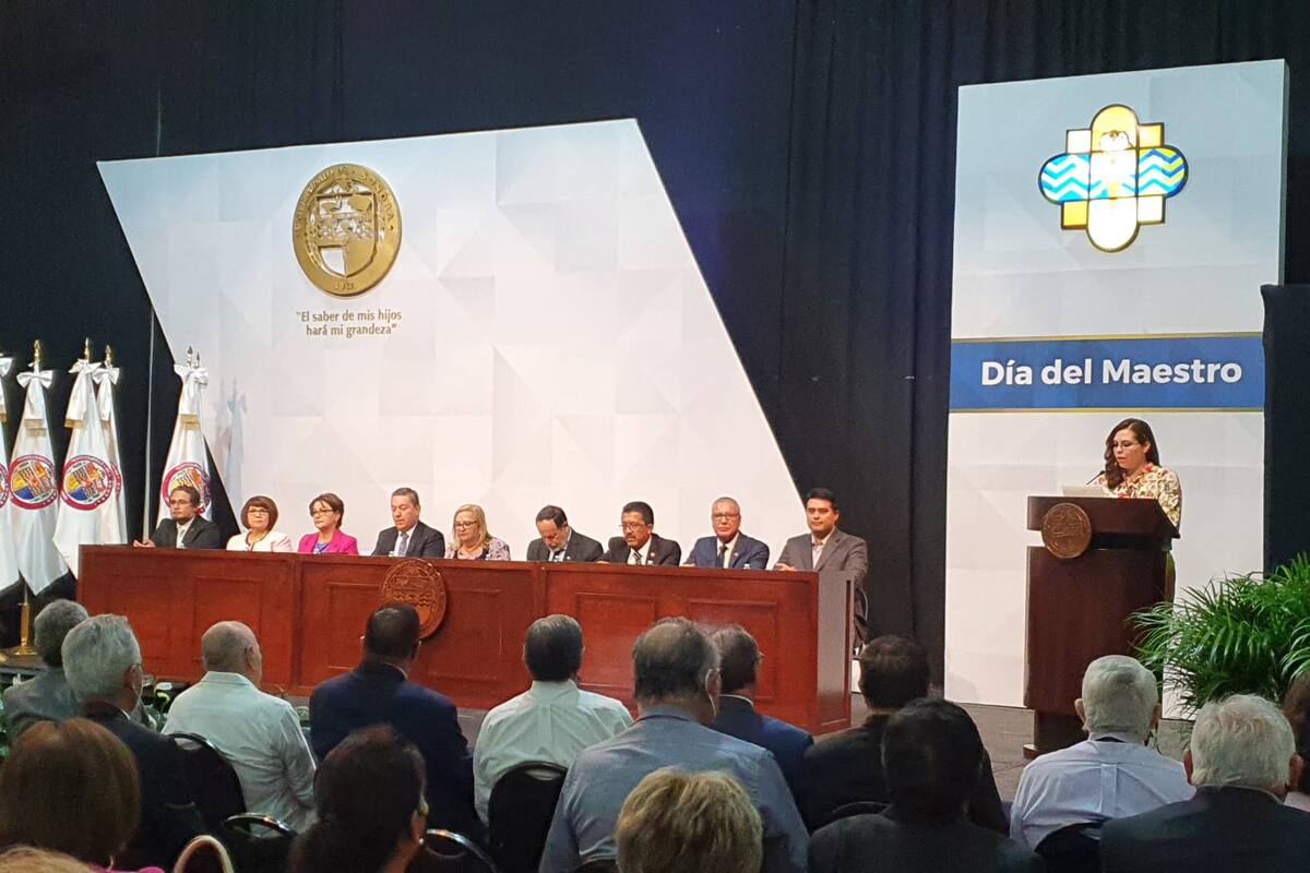 Universidad de Sonora reconoce a sus maestros