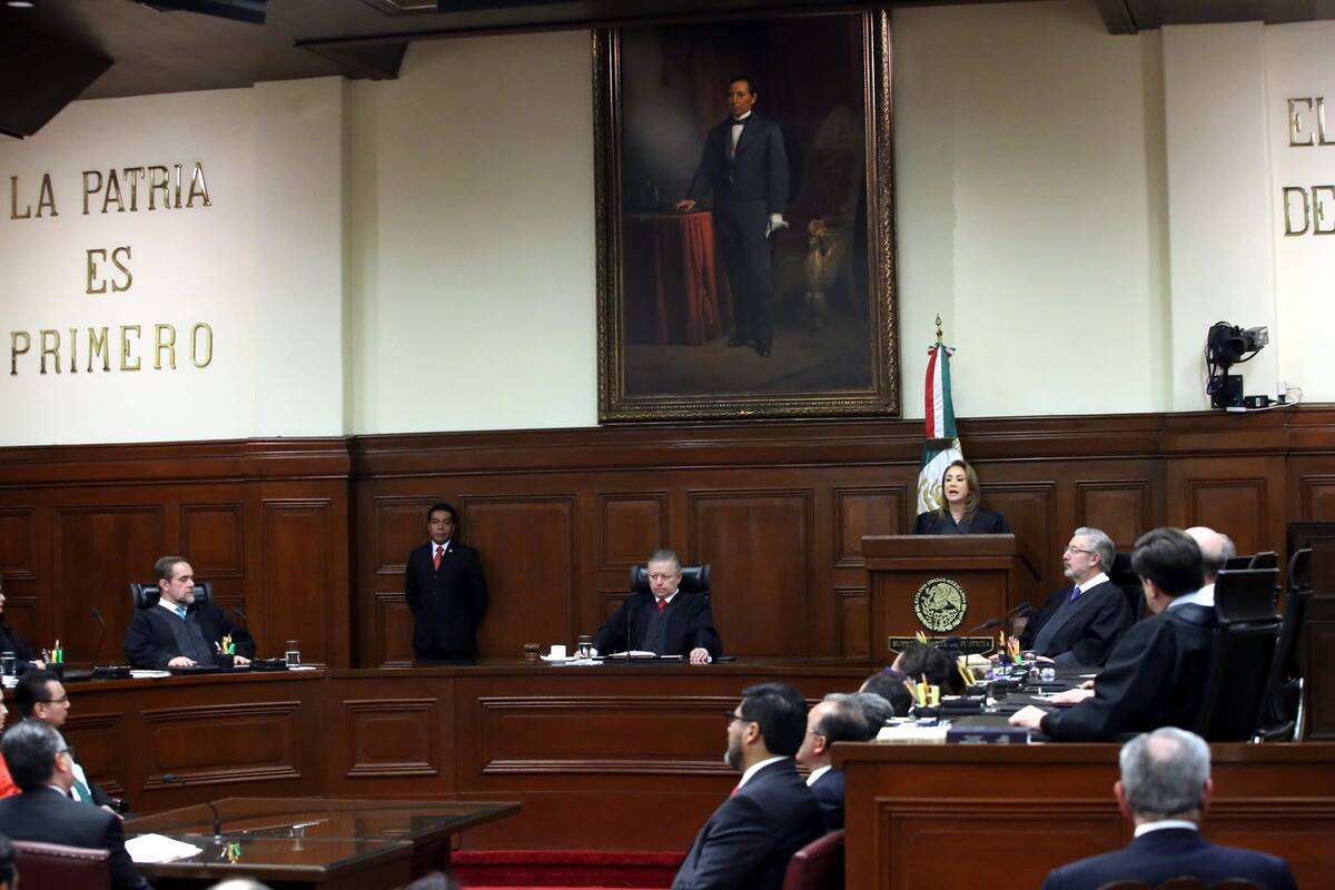 AMLO dice que controversia sobre nueva ley eléctrica debe dirimirse en Suprema Corte
