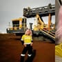 Una joven periodista se mudó al otro lado del mundo y ahora gana 45 mil pesos por siete noches trabajando en la limpieza de minas, aceptando turnos de 12 horas en zonas remotas para poder ahorrar lo que un empleo tradicional no le permitía
