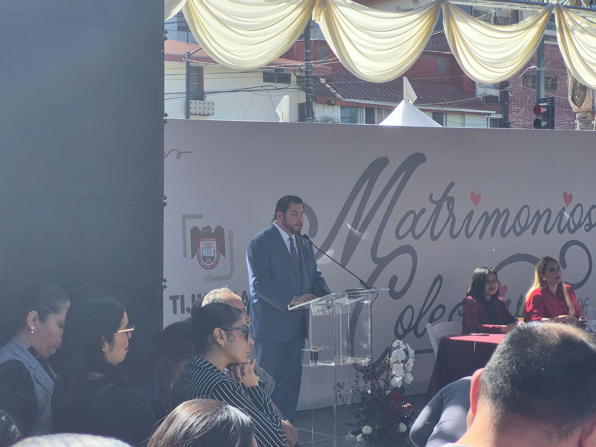 Este sábado 14 de febrero, la avenida Revolución en el Centro Histórico de Tijuana fue la sede de la ceremonia de Matrimonios Colectivos 2026 , en la que parejas formalizaron su unión ante la ley. Foto: Michelle Castillo