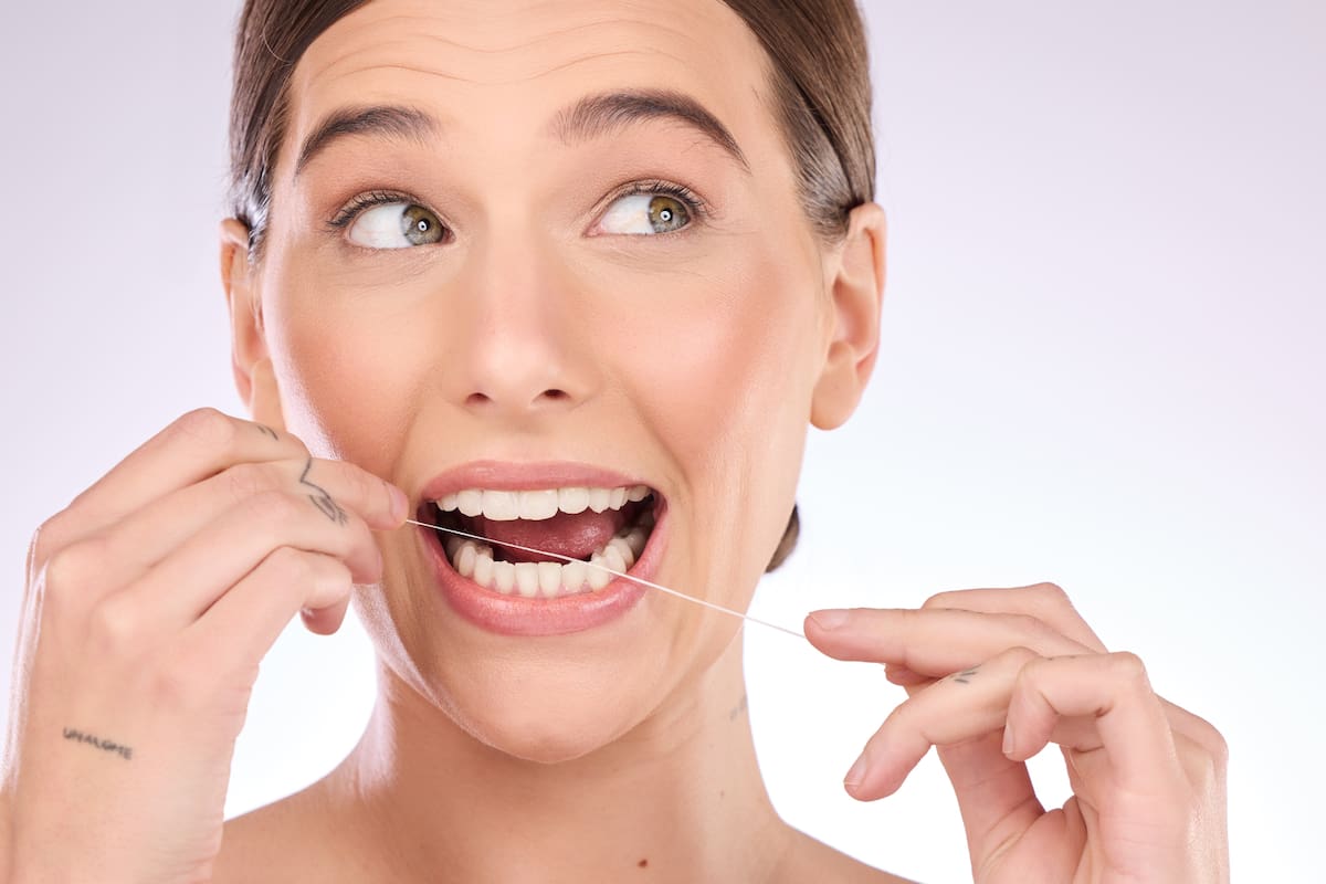 Usar hilo dental podría reducir el riesgo de ataque al corazón, según expertos