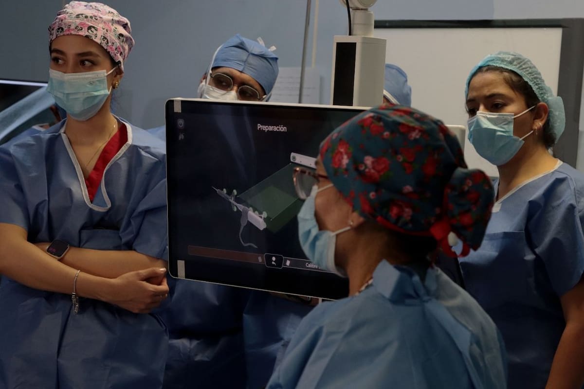 Puebla hace historia: ISSSTEP realiza la primera cirugía de rodilla con inteligencia artificial y robot CORI