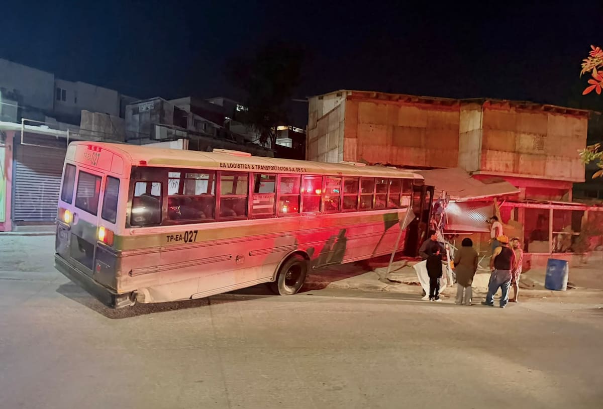 El camión de transporte de personal quedó impactado contra una vivienda de la colonia Mariano Matamoros luego de desplazarse sin control por una pendiente. Foto: Cortesía / Border Zoom
