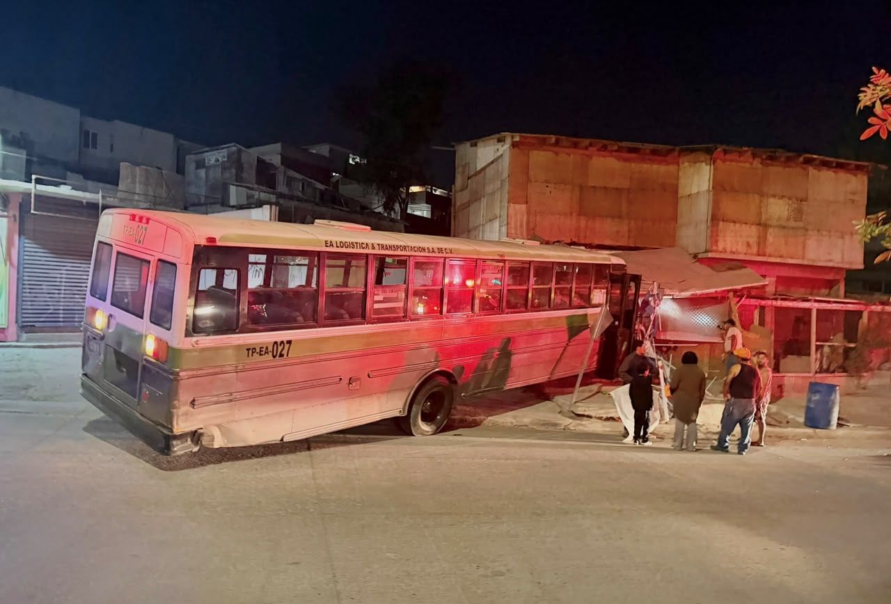 El camión de transporte de personal quedó impactado contra una vivienda de la colonia Mariano Matamoros luego de desplazarse sin control por una pendiente. Foto: Cortesía / Border Zoom