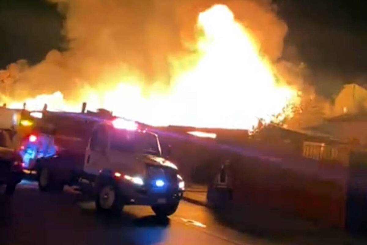 Incendio consume tarimera en la colonia Sánchez Taboada