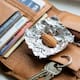 Llevar una almendra envuelta en papel aluminio: el significado de este ritual del Feng Shui y por qué algunas personas lo usan como símbolo de prosperidad y nuevos comienzos