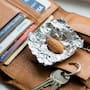 Llevar una almendra envuelta en papel aluminio: el significado de este ritual del Feng Shui y por qué algunas personas lo usan como símbolo de prosperidad y nuevos comienzos