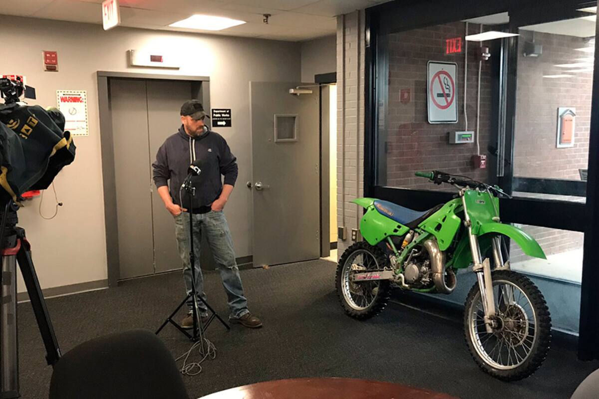 Policía encuentra moto robada y la devuelve a su propietario 27 años después