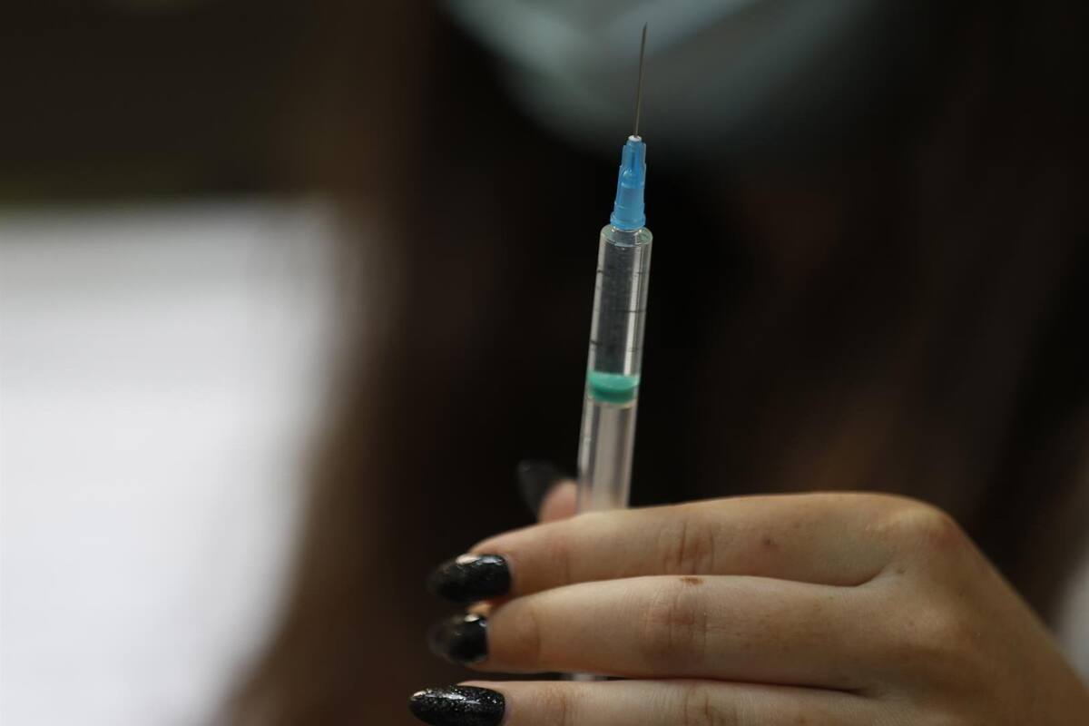 La vacuna de AstraZeneca no estaba lista desde 2018, es una foto manipulada