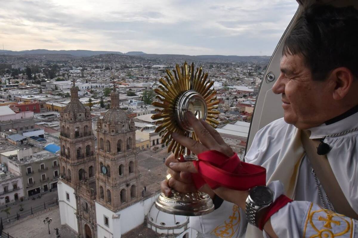 Arzobispo de Durango bendice la ciudad desde helicóptero