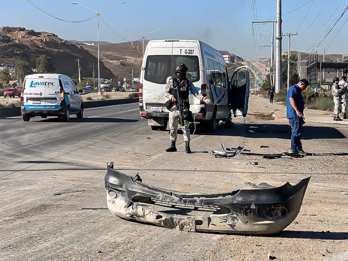 Cuatro personas, entre ellas dos menores, resultaron lesionadas en un choque entre camión y auto sobre el bulevar 2000. Foto: Border Zoom