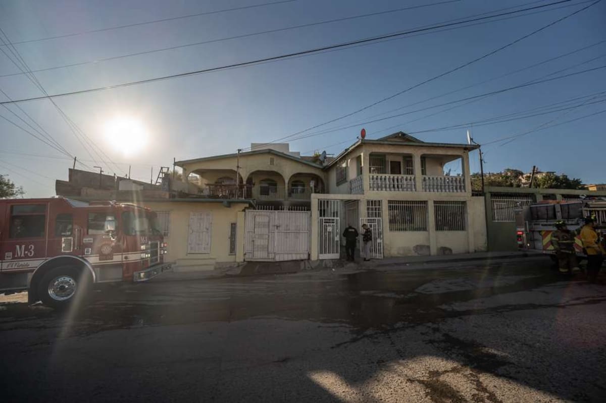 Fuego daña planta baja de una casa; dos personas reciben atención por inhalar humo. Foto: Border Zoom
