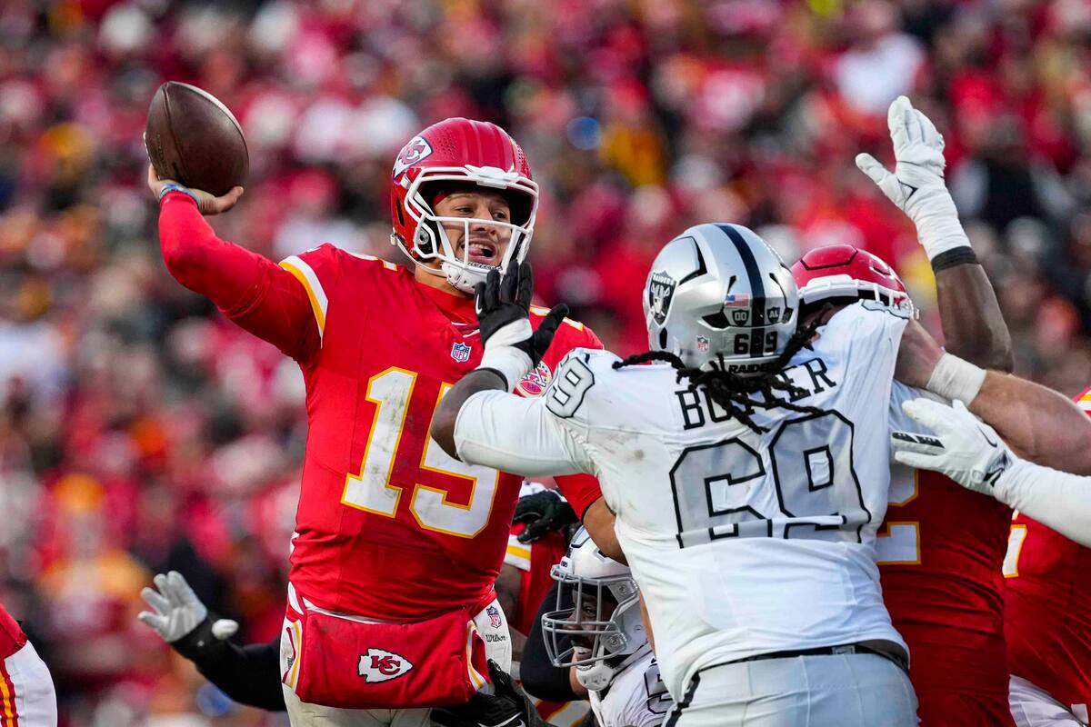 Mahomes y compañía mantienen viva la llama de los Chiefs frente a los Raiders