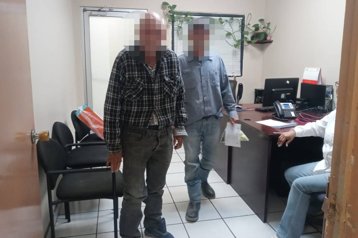 Hallan a adulto mayor desorientado en carretera y lo entregan a su familia