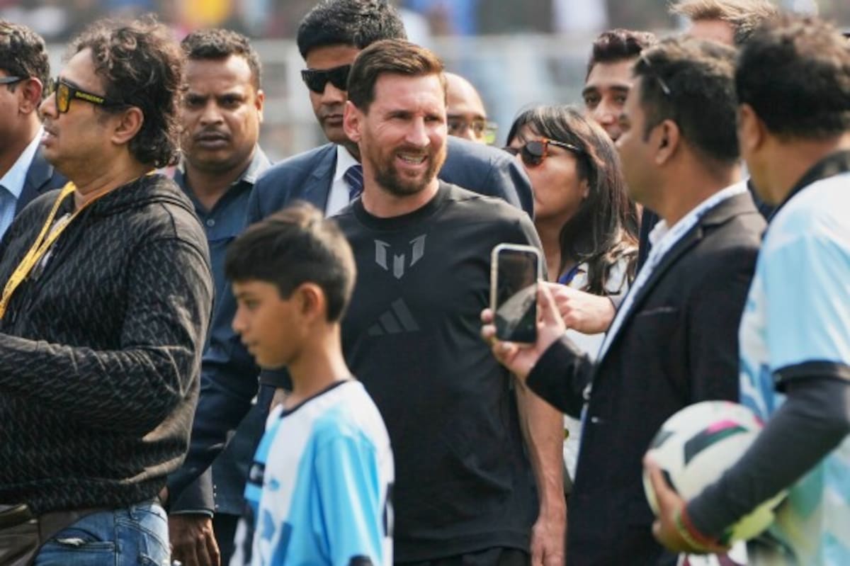 La presencia de Messi en un estadio de la India desató la locura y caos que acabó en detenciones de la policía. | Foto: AP