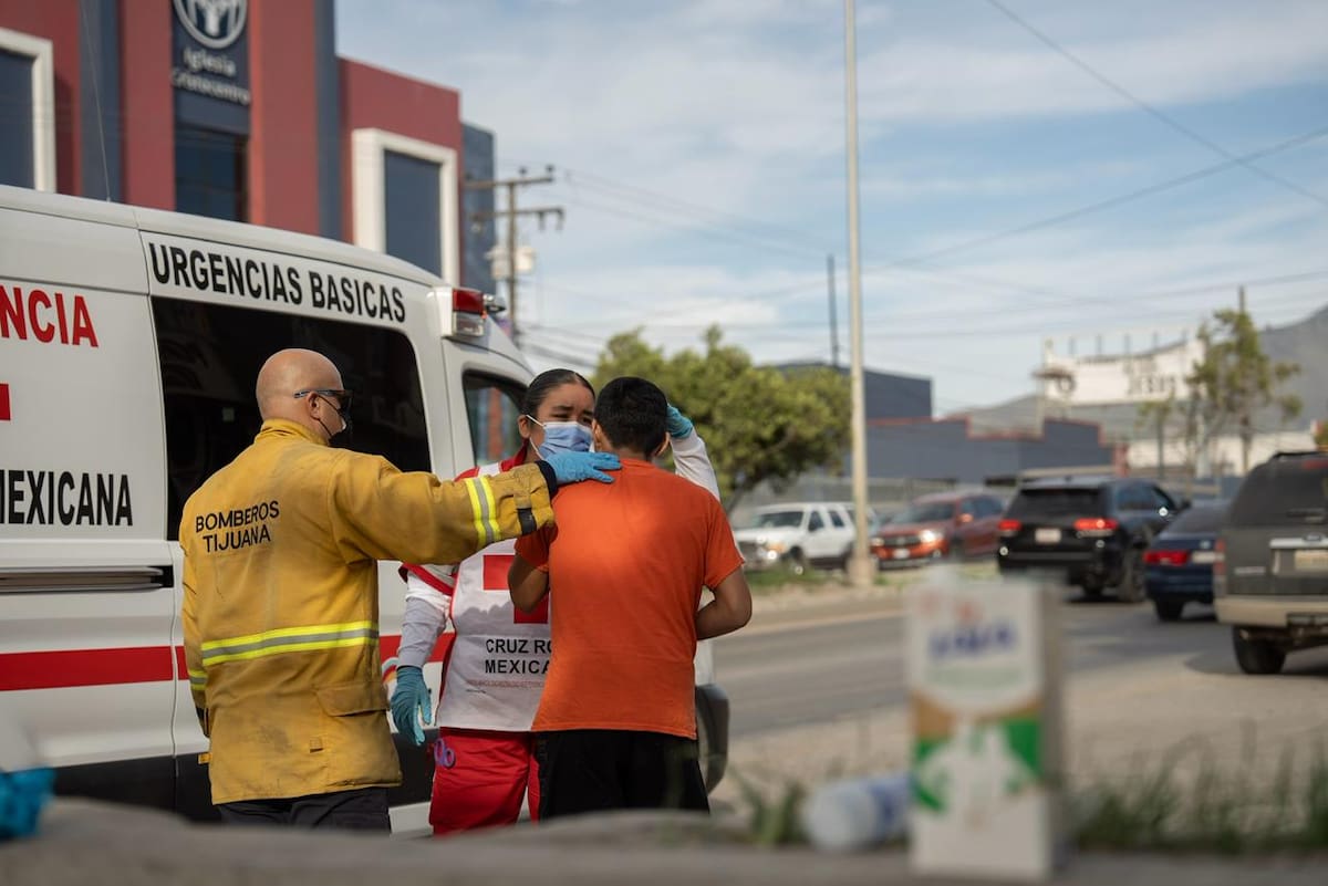 El hombre de 24 años fue localizado en el bulevar Cucapah y atendido por cuerpos de emergencia. Foto: Border Zoom