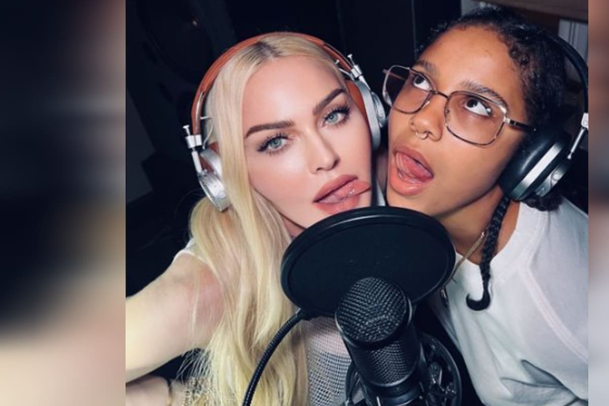 Madonna le roba beso en pleno escenario a la cantante puertorriqueña Tokischa