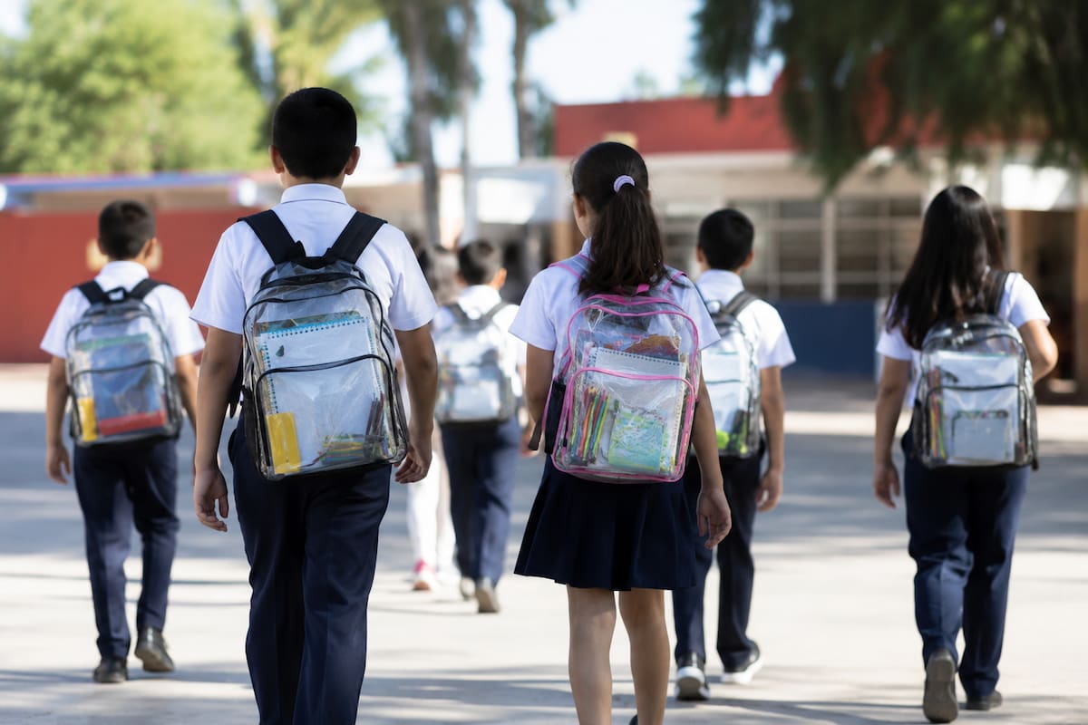 Mochilas transparentes podrían encarecer la lista de útiles escolares, advierte Canaco