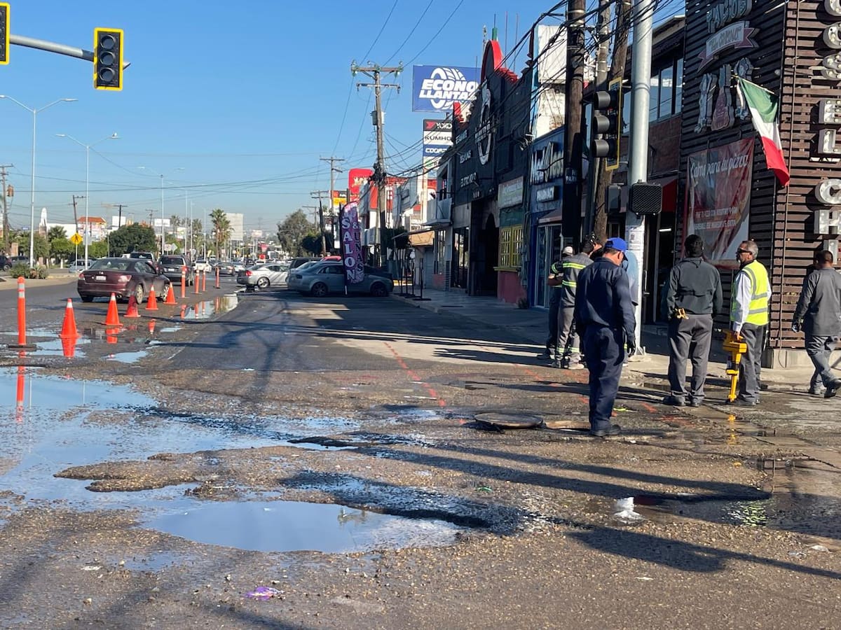 Las pestilentes aguas continuan afectando a comerciantes y residentes
Los trabajos de reparación de la red de alcantarillado en el bulevar Benito Juárez se extenderán hasta el 23 de enero, mientras comerciantes y residentes siguen afectados por los derrames y malos olores.