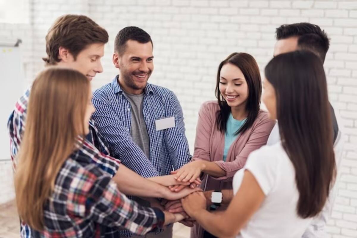 Naturalmente, un grupo de personas tiende a imitar los comportamientos de alguien, para unificarlos en una emoción general.