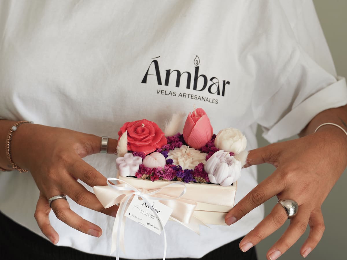 Ámbar Velas utiliza principalmente cera de soya y cuenta con aromas como black cherry, black cherry merlot, lavanda, vainilla y café, además de fragancias como Cool Blue y Mont Blanc l Foto: Valeria Alvarado
