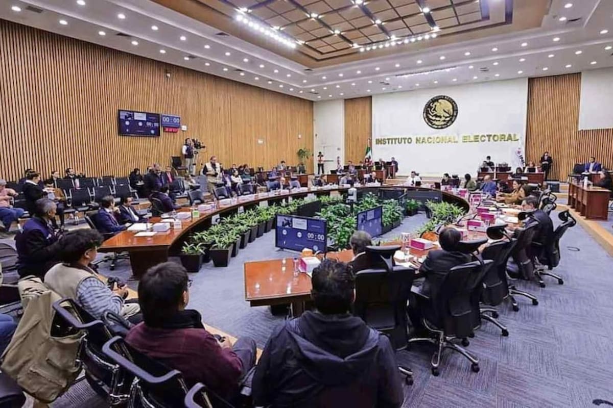 Más de 400 aspirantes compiten por 3 consejerías del INE, pero menos de 100 tienen experiencia sólida mientras crecen señalamientos de cercanía con Morena