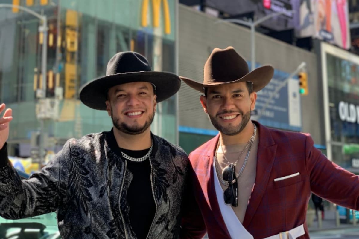Lorenzo Méndez promociona desde Times Square su dueto con Adal Loreto