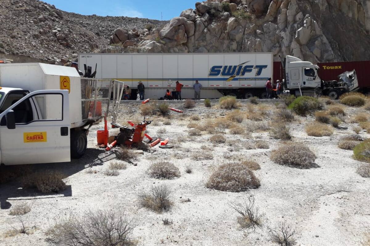 Embiste tráiler a trabajadores sobre la carretera Mexicali-Tijuana
