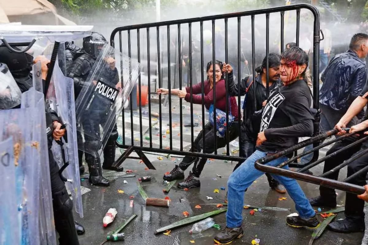 Los cinco hombres detenidos tras la marcha por agua limpia en Guadalajara salieron de prisión preventiva y enfrentarán su proceso en libertad, luego de que el juez descartara vincularlos por resistencia de particulares