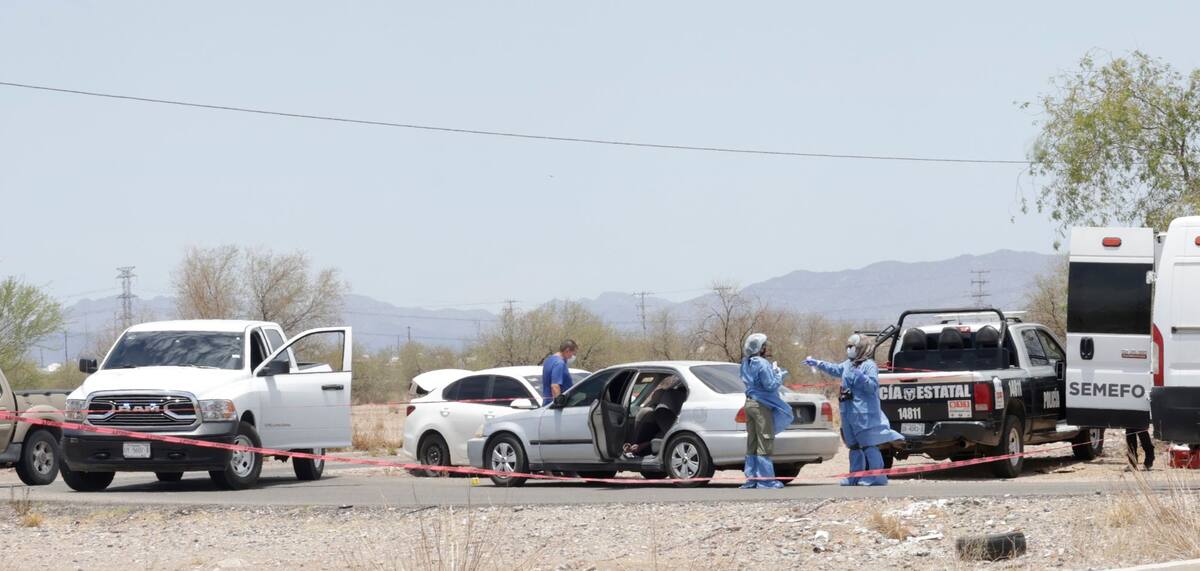 Encuentran el cuerpo de una persona dentro de un vehículo tipo Honda Civic, en la calle Quiroga entre Camino del Seri y Calle 26. Se desconoce la causa de su muerte. Foto: Teodoro Borbón
