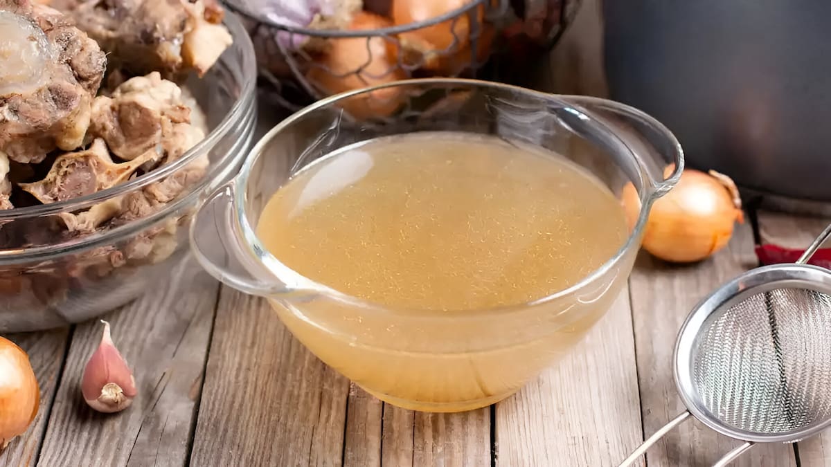 Hacer caldo de huesos en casa es sencillo, pero requiere tiempo.