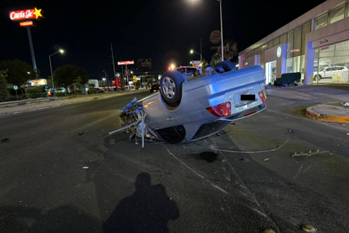Mujer muere tras choque y volcadura cerca del Centro Cívico