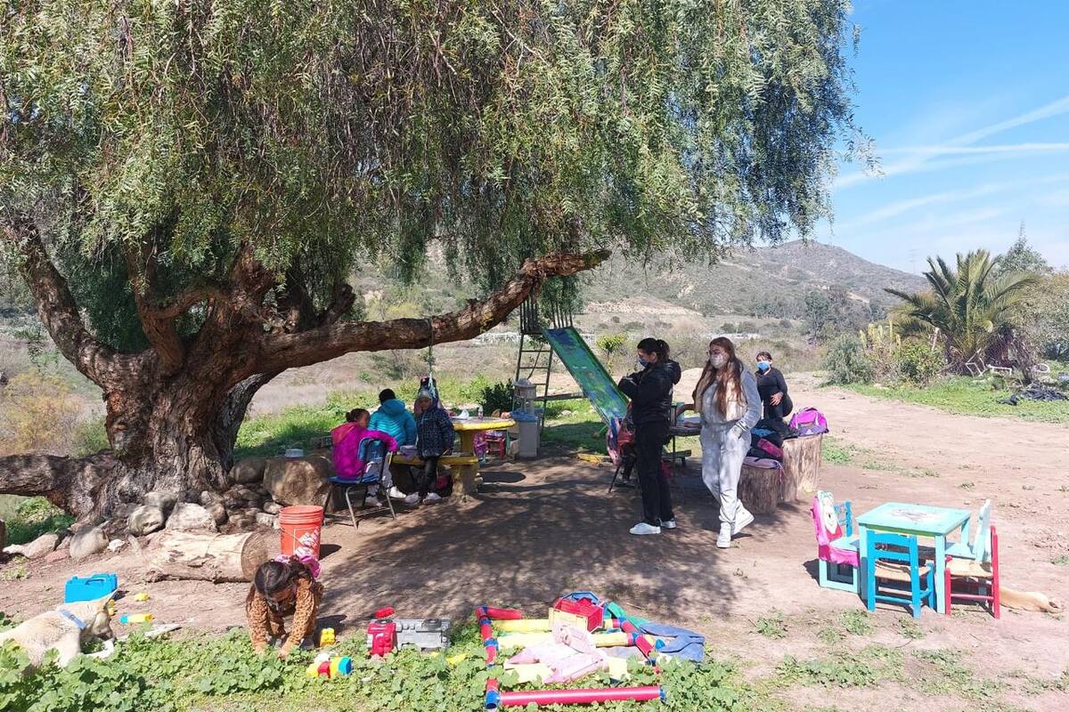 Alumnos de Rosarito toman clases en terreno a falta de escuela