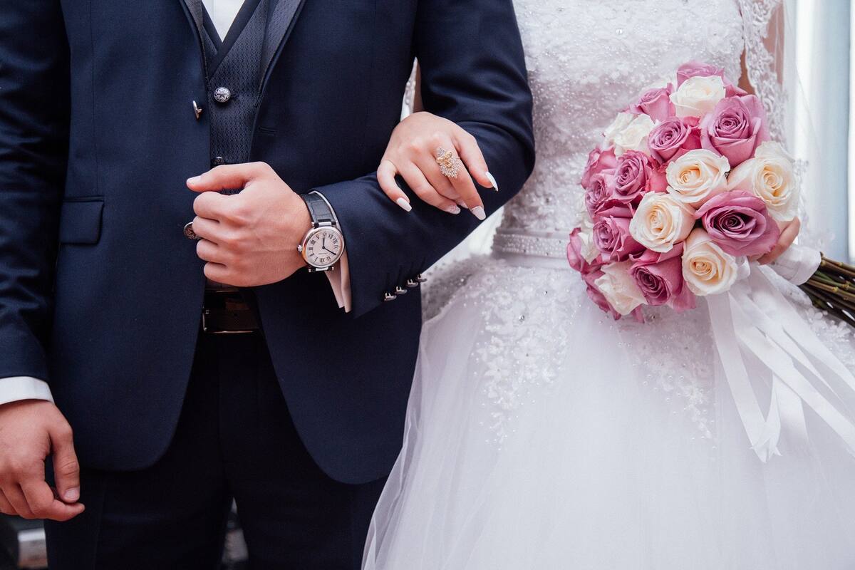 Tiktoker publica racismo de novia; dividió a invitados por color de piel en la boda