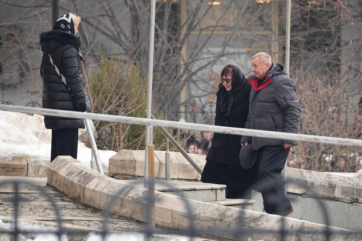 Anatoly Navalny (derecha) y Lyudmila Navalnaya, los padres del opositor ruso Alexei Navalny, caminan hacia la iglesia donde se celebrará el funeral por su hijo, en Moscú, Rusia, el 1 de marzo de 2024. (AP Foto)
