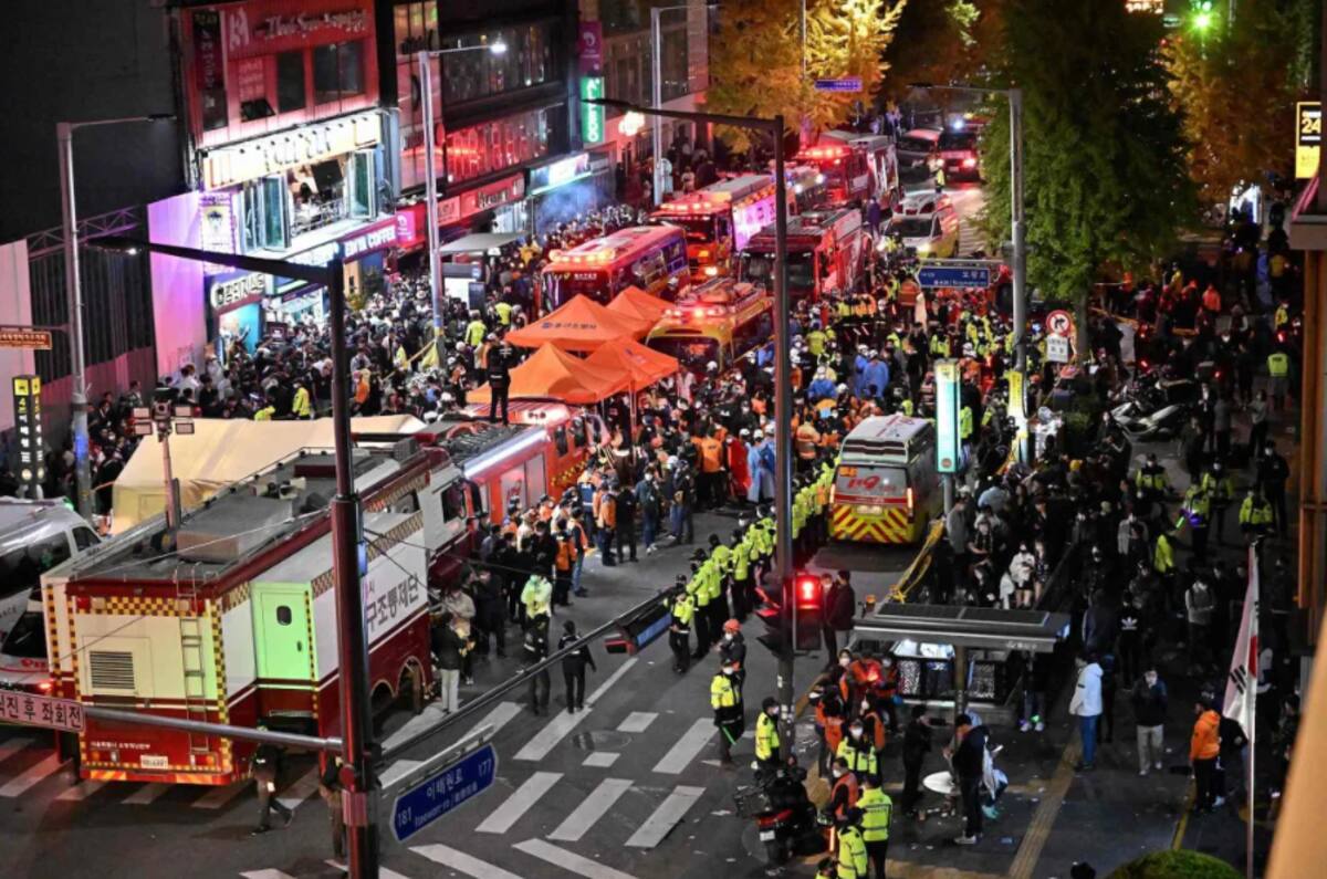 Se ven multitudes en el popular distrito de vida nocturna de Itaewon en Seúl el 30 de octubre de 2022. / Jung Yeon-je-AFP-Getty Images