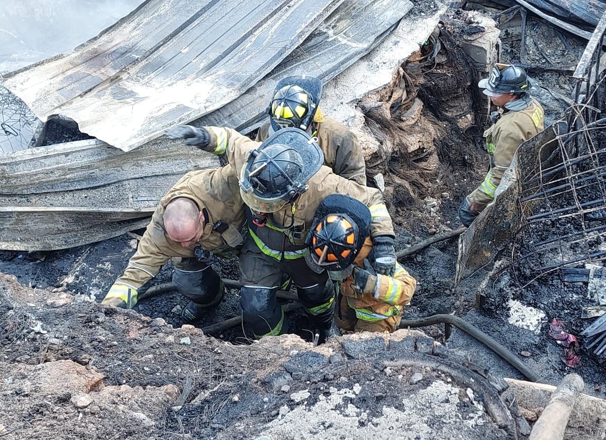 Uno de los bomberos resultó con fractura en el tobillo.