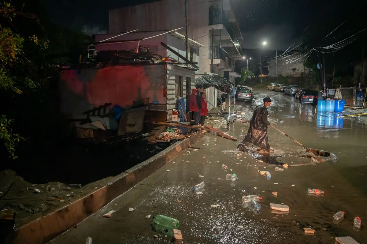 El desbordamiento del canal pluvial afectó la circulación y preocupó a residentes de Orozco y Florido Primera Sección. Foto: Border Zoom