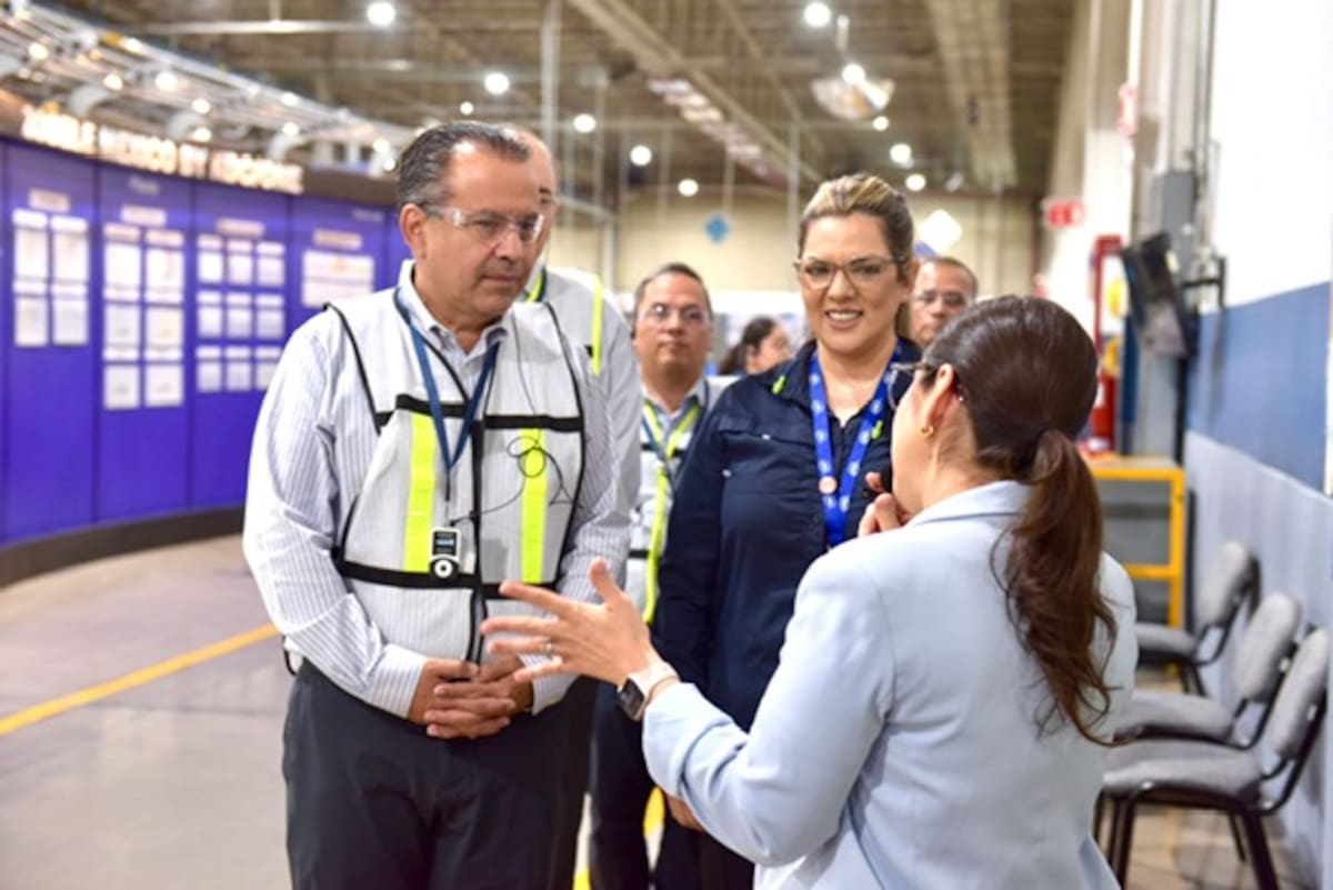 El alcalde Antonio Astiazarán en una visita a una empresa en Hermosillo. FOTO: ESPECIAL