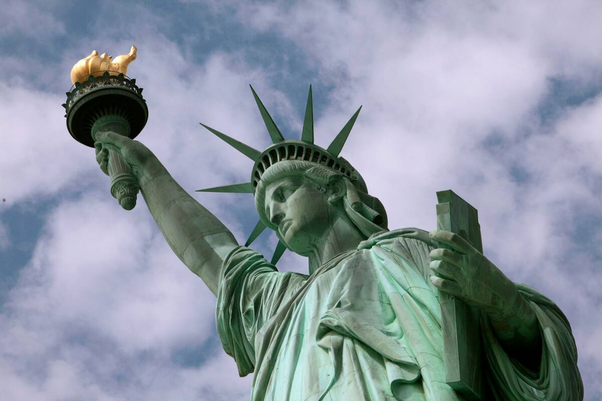 ARCHIVO - Foto de archivo, 2 de junio de 2009, de la Estatua de la Libertad en el puerto de Nueva York. (AP Foto/Richard Drew, File)