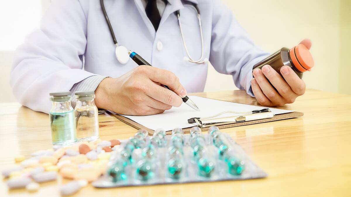 La farmacéutica Deborah Grayson señaló que antibióticos líquidos y aspirinas degradadas, que emiten un olor a vinagre, podrían causar infecciones o irritación estomacal/Foto: Canva