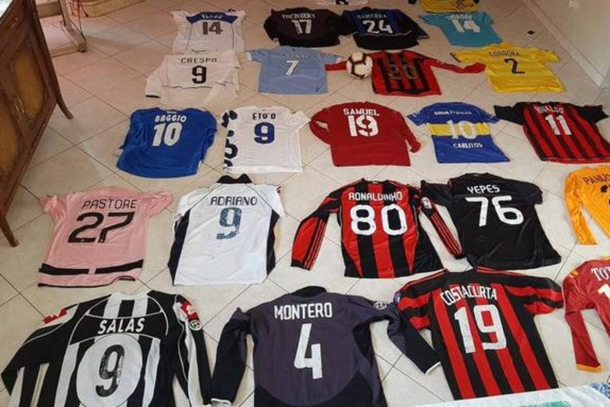 Jugador paraguayo subasta colección de camisetas de fútbol