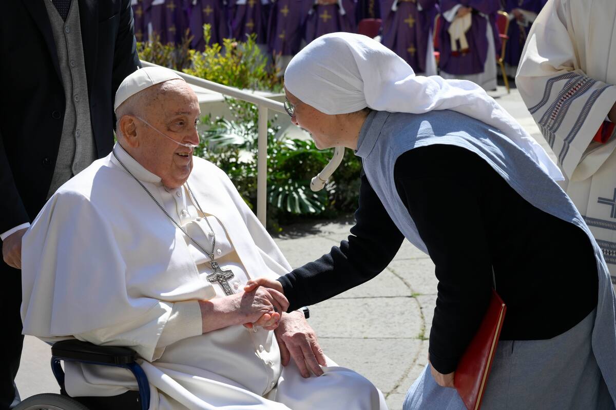 CIUDAD DEL VATICANO (VATICANO), 06/04/2025.- El papa Francisco saluda a una monja este domingo antes de presentarse en persona ante los fieles en la Plaza de San Pedro, tras dos semanas de convalecencia aislada en su residencia vaticana y 38 días de hospital por sus problemas respiratorios. EFE/Santa Sede / SOLO USO EDITORIAL/SOLO DISPONIBLE PARA ILUSTRAR LA NOTICIA QUE ACOMPAÑA (CRÉDITO OBLIGATORIO)