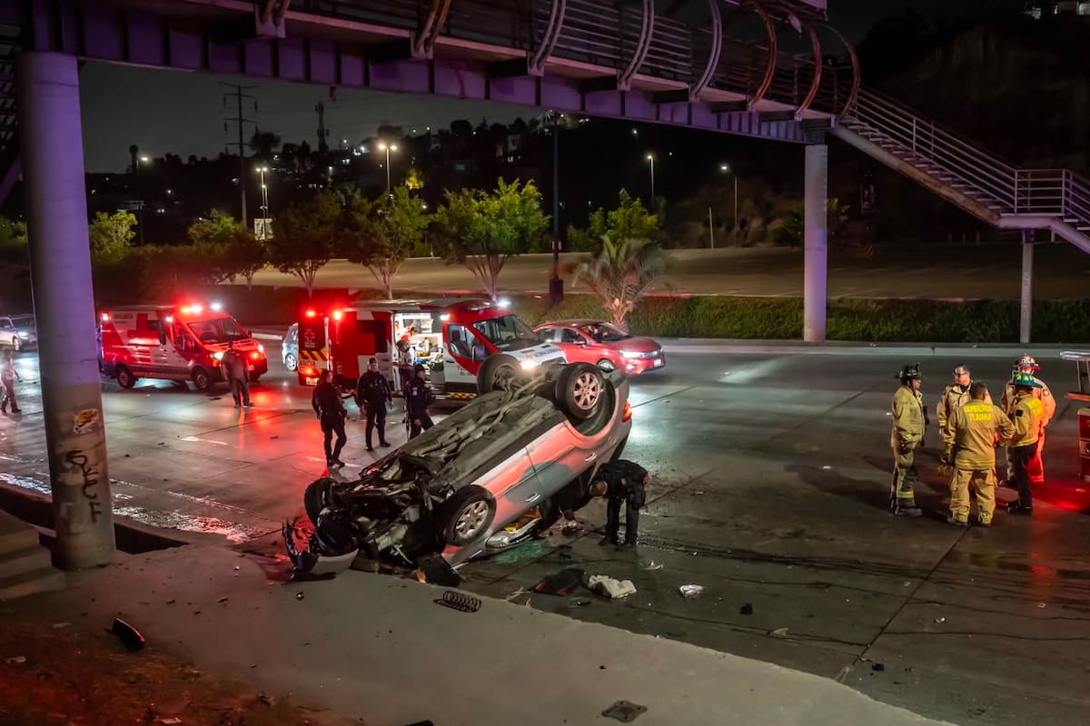 Hombre queda prensado tras accidente en el Libramiento Rosas Magallón; conductor presuntamente ebrio es detenido