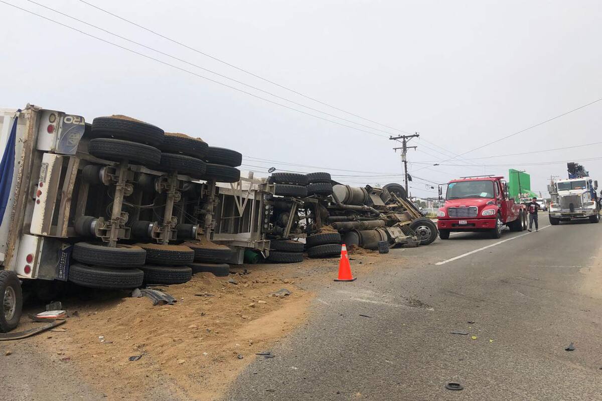 Choque entre tractocamión y camioneta deja un muerto y un lesionado